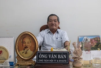 Ở tuổi 69, ông Ông Văn Bán vẫn nhiệt tình với công tác từ thiện.