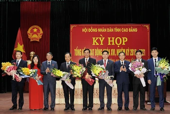 Lãnh đạo tỉnh Cao Bằng tặng hoa các đồng chí được bầu giữ chức vụ Trưởng Ban HĐND tỉnh và tham gia Ủy viên UBND tỉnh.