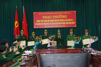 Thiếu tướng Lê Đức Thái, trao thưởng cho các đơn vị tham gia đấu tranh hai chuyên án.