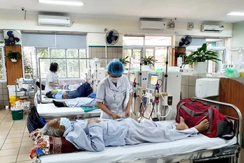 Bệnh nhân chạy thận nhân tạo tại Trung tâm Thận tiết niệu và lọc máu, Bệnh viện Bạch Mai.