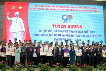 Đồng chí Trương Thị Mai và lãnh đạo tỉnh Lâm Đồng với các điển hình xuất sắc trong hoạt động đoàn và phong trào thanh thiếu nhi.