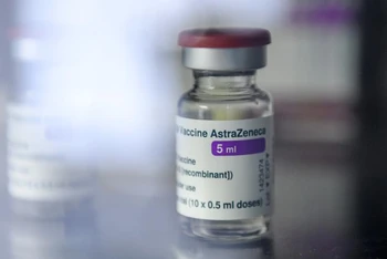 Lọ vaccine ngừa Covid-19 của AstraZeneca được bảo quản trong tủ lạnh. Ảnh: Getty Images.