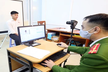 Công an quận Thanh Xuân (Hà Nội) làm thủ tục cấp thẻ căn cước công dân gắn chíp cho người dân. Ảnh: ĐĂNG ANH