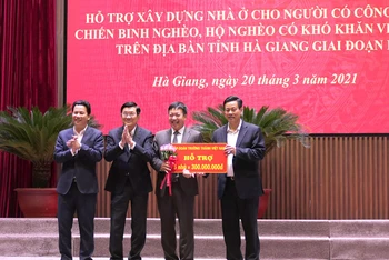 Nguyên Chủ tịch nước Trương Tấn Sang và lãnh đạo tỉnh Hà Giang cùng các tổ chức, cá nhân ủng hộ chương trình xóa nhà tạm.