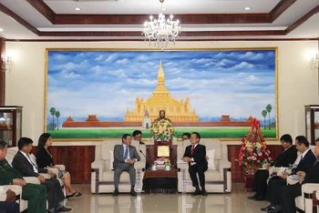 Đại sứ Nguyễn Bá Hùng (trái) nhấn mạnh sự sự lãnh đạo đúng đắn, sáng suốt, có tính chất quyết định của Đảng Cộng sản Việt Nam và Đảng NDCM Lào, chiều 19-3.