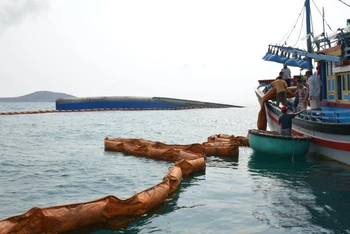Hoàn tất hút 2.000 lít dầu trên tàu Bạch Đằng bị chìm ở biển Mũi Né