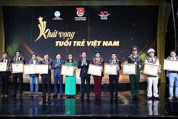 Các đồng chí Lãnh đạo Đảng, Nhà nước trao Giải thưởng Gương mặt trẻ Việt Nam tiêu biểu tặng mười cá nhân tại buổi lễ.