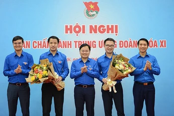 Ban Bí thư T.Ư Đoàn tặng hoa chúc mừng đồng chí Ngô Văn Cương (thứ hai, từ trái sang trong ảnh) và Nguyễn Tường Lâm (thứ hai, từ phải sang trong ảnh) tại Hội nghị.