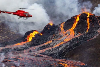 Một chiếc trực thăng bay gần vụ phun trào núi lửa Fagradalsfjall ở iceland ngày 20-3. Ảnh: Getty Images.