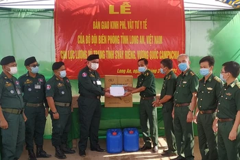 Bộ đội Biên phòng Long An trao tặng vật tư y tế và kinh phí cho lực lượng vũ trang tỉnh Svay Rieng phòng, chống dịch Covid-19.