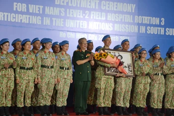 Thượng tướng Nguyễn Chí Vịnh, Thứ trưởng Bộ Quốc phòng tặng quà cho Bệnh viện dã chiến cấp 2 số 3