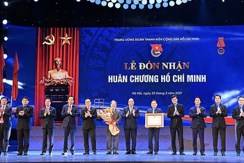 Thủ tướng Nguyễn Xuân Phúc trao Huân chương Hồ Chí Minh tặng Đoàn TNCS Hồ Chí Minh.