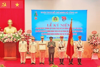 Đại tướng Tô Lâm trao Huân chương Bảo vệ Tổ quốc hạng Nhì tặng Đoàn TNCS Hồ Chí Minh Bộ Công an.