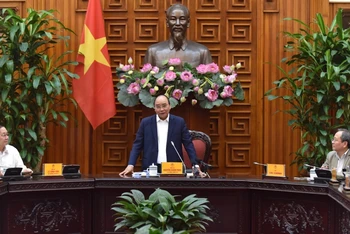 Thủ tướng Nguyễn Xuân Phúc chủ trì cuộc họp với Ban Chỉ đạo biên soạn và xuất bản Lịch sử Chính phủ Việt Nam. ẢNH: TRẦN HẢI