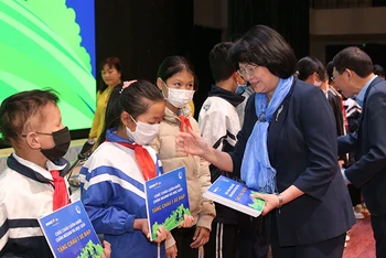Phó Chủ tịch nước Đặng Thị Ngọc Thịnh trao quà cho các em học sinh hiếu học có hoàn cảnh khó khăn ở Bắc Giang. 