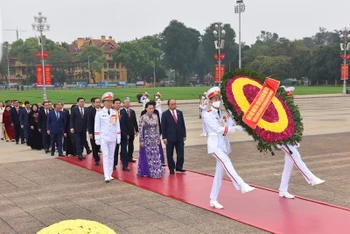 Thủ tướng Nguyễn Xuân Phúc, Chủ tịch Quốc hội Nguyễn Thị Kim Ngân và các đại biểu Quốc hội đặt vòng hoa và vào Lăng viếng Chủ tịch Hồ Chí Minh. (Ảnh: TRẦN HẢI)