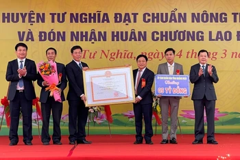 Trao quyết định của Thủ tướng Chính phủ công nhận huyện Tư Nghĩa đạt chuẩn NTM năm 2019.