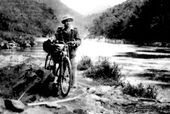 Đồng chí Nguyễn Lam trong một chuyến đi công tác ở Việt Bắc năm 1950. (Ảnh tư liệu gia đình cung cấp)