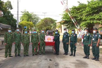 Bộ Chỉ huy Bộ đội Biên phòng tỉnh Đồng Tháp trao vật tư y tế cho Ty Công an tỉnh Prâyveng, Campuchia. (Ảnh: Phú Quý)