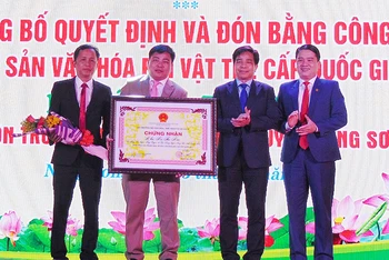 Lãnh đạo tỉnh Quảng Nam trao Bằng công nhận Di sản văn hóa phi vật thể cấp quốc gia Lễ hội Bà Thu Bồn cho huyện Nông Sơn.
