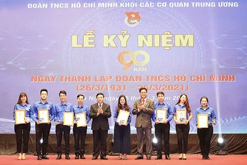 Các đồng chí Nguyễn Xuân Thắng và Huỳnh Tấn Việt tuyên dương các bí thư chi đoàn tiêu biểu cấp toàn quốc trong Khối.