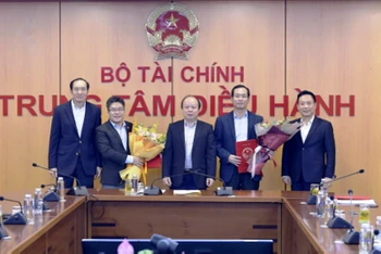 Trao các quyết định bổ nhiệm lãnh đạo Sở GDCK Việt Nam.