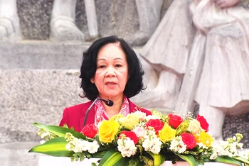 Đồng chí Trương Thị Mai, Ủy viên Bộ Chính trị, Trưởng Ban Dân vận T.Ư phát biểu tại buổi lễ. 