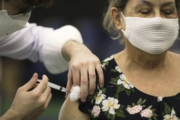 Nhân viên y tế tiêm vaccine ngừa Covid-19 cho một người cao tuổi tại Rio de Janeiro, Brazil, ngày 18-3-2021. (Ảnh: Reuters)