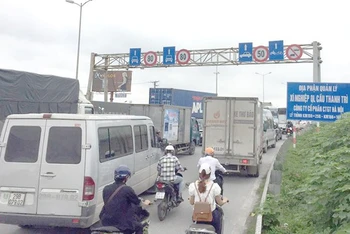 Cầu Thanh Trì vẫn thường xuyên quá tải phương tiện.
