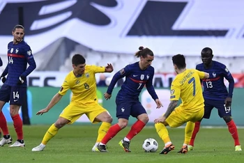 Antoine Griezmann đi bóng giữa vòng vây của các cầu thủ Ukraina. (Ảnh: Getty Images)