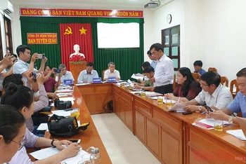 Bác sĩ Đặng Thức Anh Vũ, Phó Giám đốc Sở Y tế Bình Thuận (đứng bên phải ảnh) tại buổi họp.