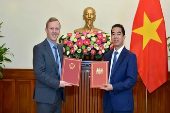 Lễ trao đổi Công hàm khẳng định ngày có hiệu lực của Hiệp định thương mại tự do giữa Việt Nam và Anh. (Ảnh: Tuấn Anh/Báo Thế giới và Việt Nam)