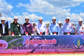 Lãnh đạo Bộ NN-PTNT, UBND tỉnh Đắk Lắk, đại diện chủ đầu tư và đơn vị thi công ấn nút chặn dòng hồ chứa nước Ea H’leo.