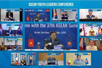 Đồng chí Nguyễn Anh Tuấn, Ủy viên T.Ư Đảng, Bí thư Thứ nhất T.Ư Đoàn cùng đại diện các cơ quan về thanh niên trong khu vực ASEAN.