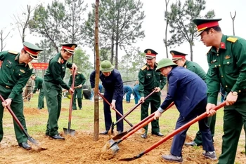 Trung tướng Vũ Hải Sản, Ủy viên Ban Chấp hành Trung ương Đảng, Ủy viên Quân ủy Trung ương, Thứ trưởng Quốc phòng và các đại biểu trồng cây tại Trung đoàn 43. 