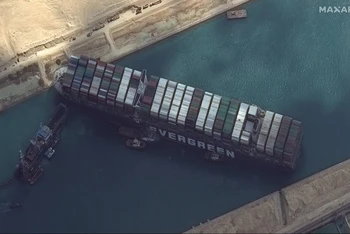 Hình ảnh vệ tinh từ Maxar Technologies cho thấy tàu chở hàng Ever Given bị mắc kẹt trong Kênh đào Suez ngày 26-3 làm gián đoạn vận chuyển đường thủy toàn cầu. Ảnh: AP.