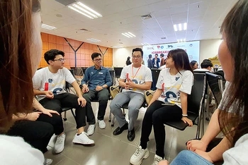 Phó Bí thư Thành đoàn Trần Quang Hưng, người từng từ chối lời mời của công ty truyền thông nổi tiếng của Mỹ Bloomberg để trở về cống hiến sức trẻ cho quê hương, tham gia các hoạt động tại Leader Camp 2021 cùng các bạn sinh viên. 