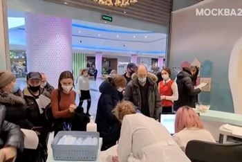Một điểm tiêm vaccine ngừa Covid-19 được mở trong Trung tâm thương mại ở Thủ đô Moscow. (Nguồn: Moscow 24)
