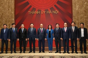 Thủ tướng Nguyễn Xuân Phúc với các đồng chí lãnh đạo chủ chốt TP Hà Nội tại buổi làm việc. 