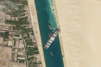 Hình ảnh vệ tinh sự cố tàu mắc cạn ngang kênh đào Suez, ngày 28-3. (Ảnh: AP)