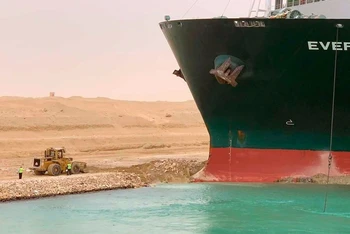 Toàn cảnh sự cố siêu tàu mắc kẹt trên kênh đào Suez