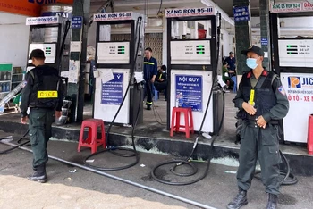 Cảnh sát cơ động bảo vệ hiện trường việc khám xét cây xăng doanh nghiệp tư nhân xăng dầu Bình Long.