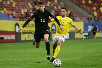 Pha tranh bóng giữa hai cầu thủ Romania và Đức trong trận đấu vòng loại FIFA World Cup 2022 tại National Arena, Bucharest, Romania. (Ảnh: Getty Images)