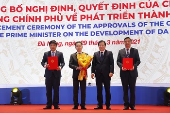Phó Thủ tướng Trịnh Đình Dũng trao các Quyết định của Thủ tướng Chính phủ về phát triển TP Đà Nẵng.