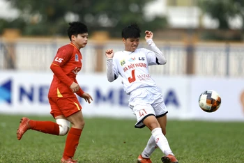 Vũ Thị Hoa (áo trắng) lập cú đúp trong chiến thắng mở đầu lượt về của U19 nữ Hà Nội Watabe. (Ảnh: M.H)