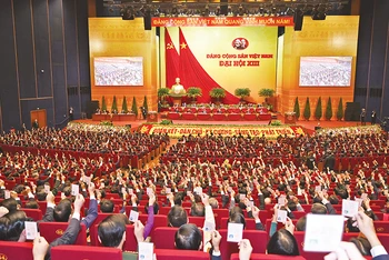 Các đại biểu biểu quyết tại Đại hội XIII của Đảng. Ảnh: Duy Linh