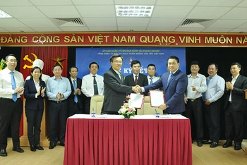 Lễ ký kết hợp đồng sáp nhập Tổng công ty Đầu tư phát triển và Quản lý dự án hạ tầng giao thông Cửu Long (CIPM) vào Tổng công ty Đầu tư phát triển đường cao tốc Việt Nam (VEC).