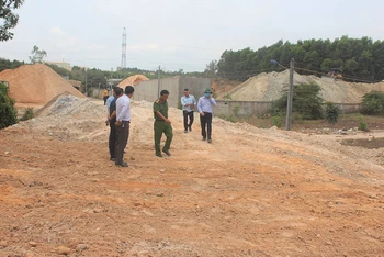 Đoàn liên ngành UBND TP Biên Hòa kiểm tra bãi rửa cát không rõ nguồn gốc.