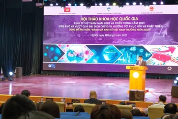 PGS,TS Nguyễn Hồng Sơn, Phó Trưởng Ban Kinh tế T.Ư đọc báo cáo đề dẫn hội thảo.