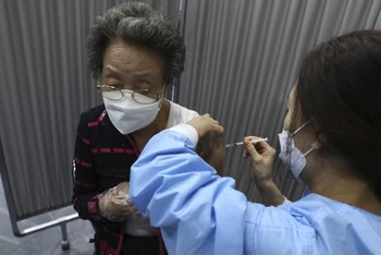 Một phụ nữ cao tuổi Hàn Quốc được tiêm vaccine ngừa Covid-19 của Pfizer-BioNTech ngày 1-4. Ảnh: AP.